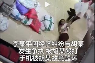 这样不对！北京女篮主帅用身体阻挡球员发边线球&干扰球员进场